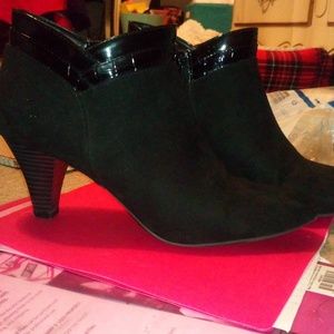 Black (Liz Claiborne?) shoes size 10m